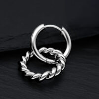 Elegante Twisted Circle Hoops aus Edelstahl Silberne Twisted Circle Hoops aus Edelstahl auf schwarzem Hintergrund