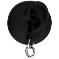Twisted Circle Hoops aus Edelstahl, Silber Silberne gedrehte Creolen aus Edelstahl an schwarzem Ohrmodell