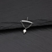 Silberner Helix Piercing Aufsatz mit Perle Silberner Helix Aufsatz mit Kette und Perle auf schwarzem Hintergrund