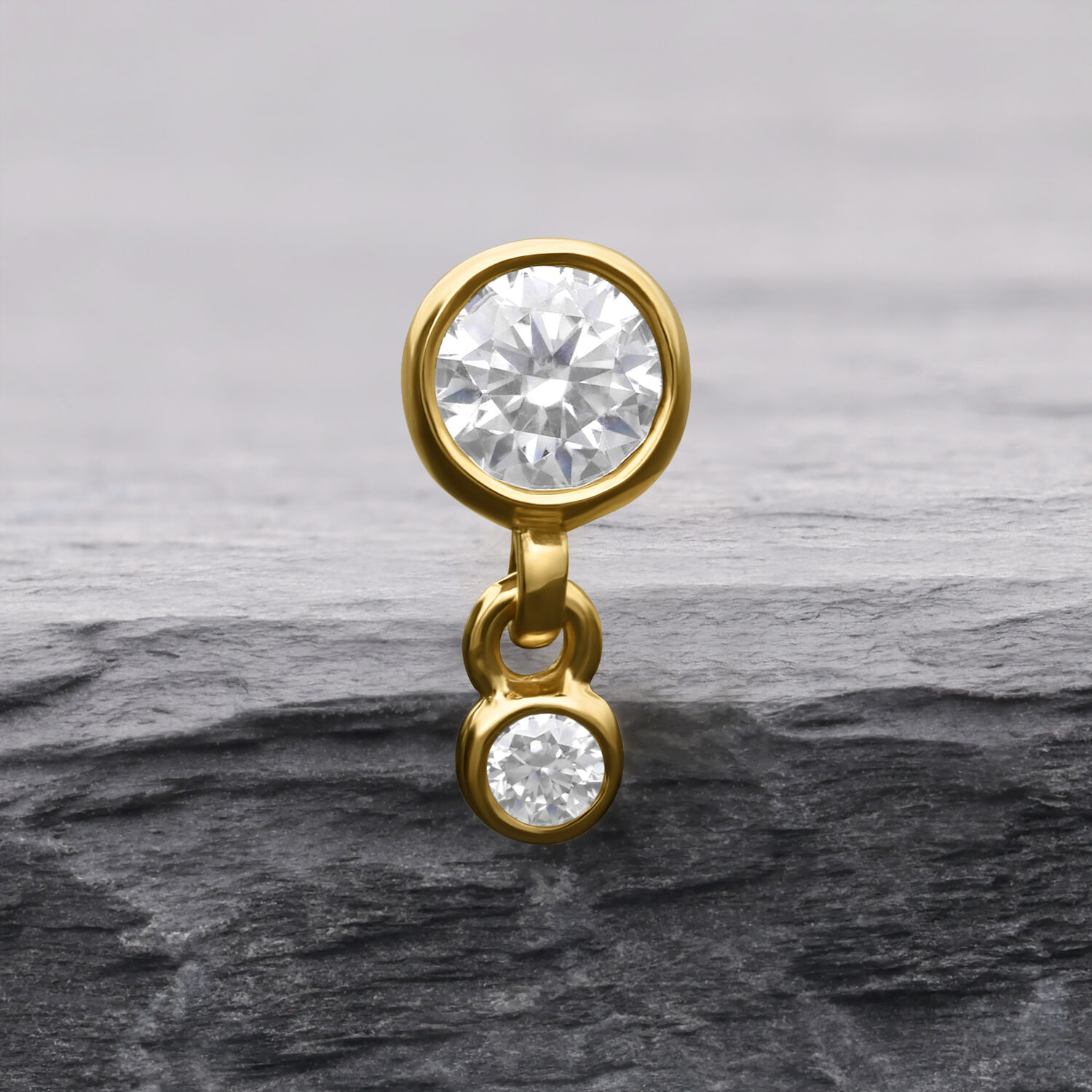 14K Gold Doppel-Kristall Aufsatz Goldener Aufsatz mit zwei klaren Kristallen auf grauem Hintergrund
