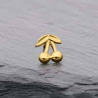 14K Gold Kirsche Aufsatz für Piercings Goldener Kirschenaufsatz aus 14K Gold auf grauem Hintergrund