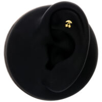 14K Gold Kirsche Piercing Aufsatz Goldener Kirsche Aufsatz im Ohr auf schwarzem Hintergrund