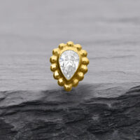 14K Gold Aufsatz mit tropfenförmigem Kristall auf grauem Hintergrund