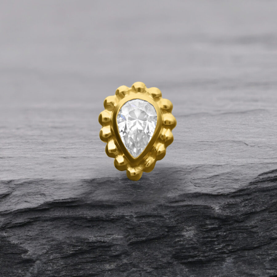 14K Gold Aufsatz mit tropfenförmigem Kristall auf grauem Hintergrund