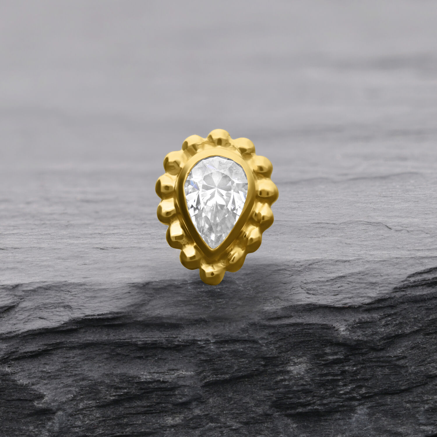 14K Gold Aufsatz mit tropfenförmigem Kristall auf grauem Hintergrund