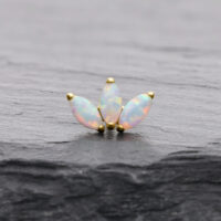 14K Gold Lotus Aufsatz mit Opal Lotusförmiger Goldaufsatz mit synthetischem Opal auf dunklem Hintergrund