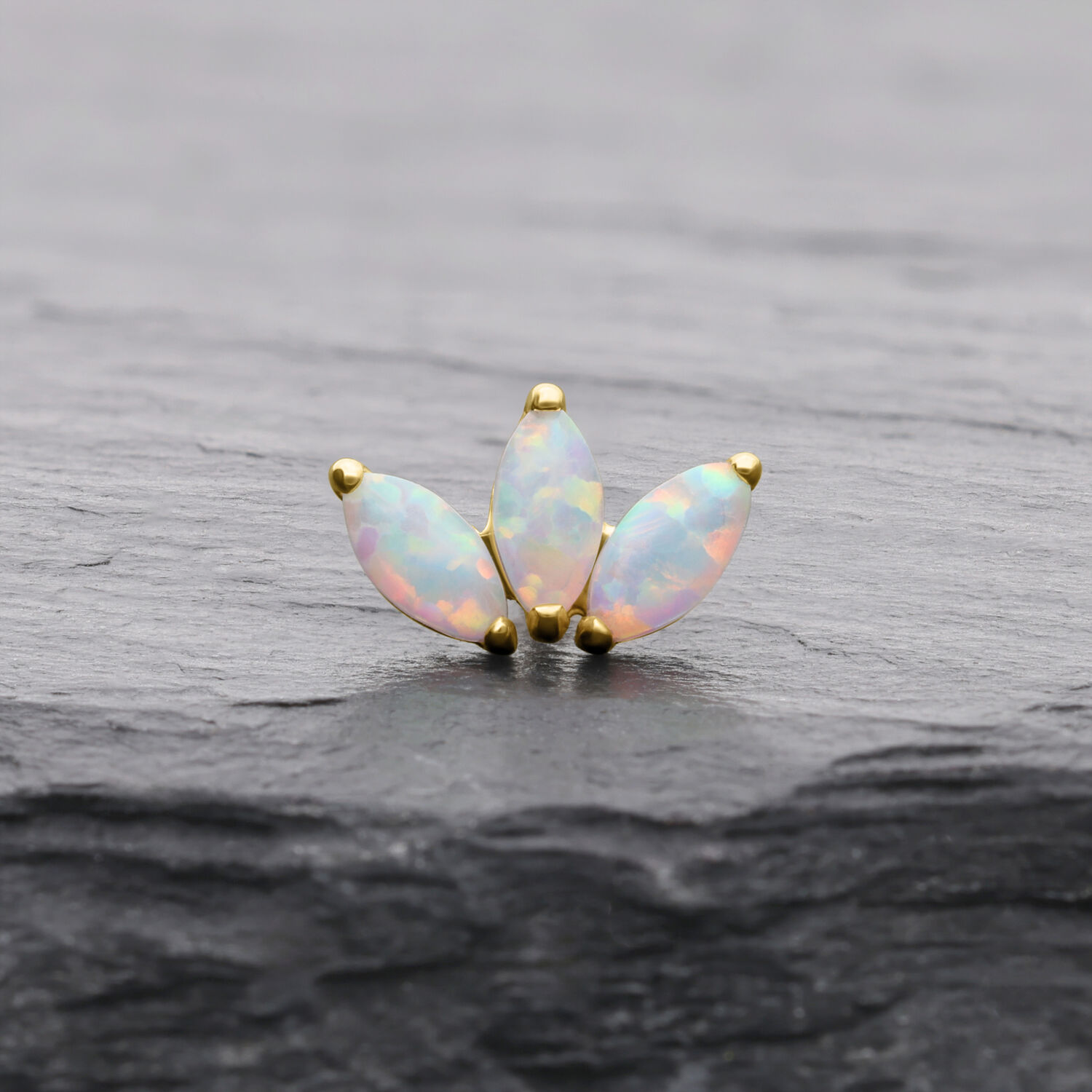 14K Gold Lotus Aufsatz mit Opal Lotusförmiger Goldaufsatz mit synthetischem Opal auf dunklem Hintergrund