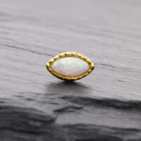 14K Gold Oval Opal Aufsatz Ovaler synthetischer Opal in goldener Fassung auf grauem Hintergrund