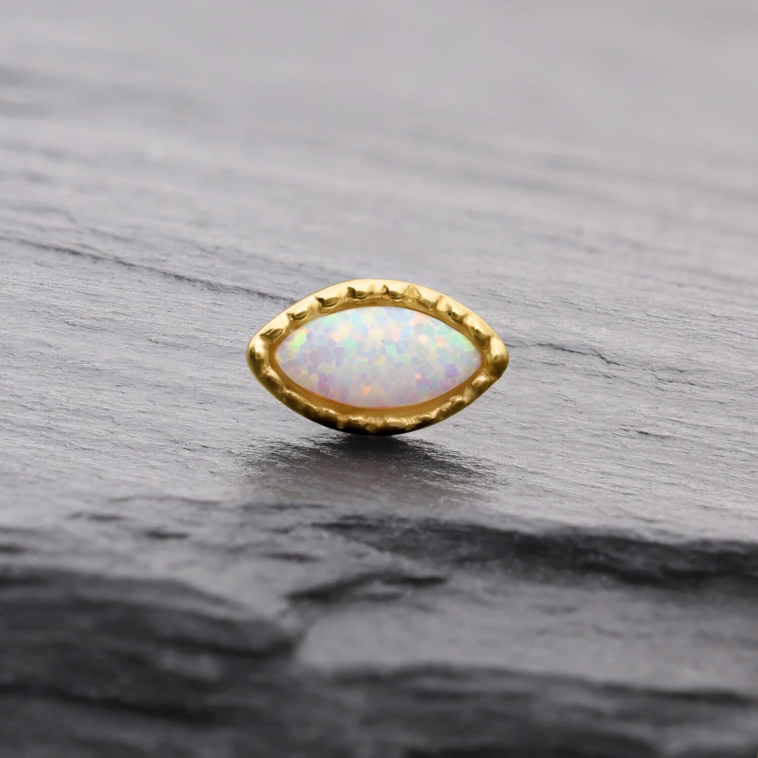 14K Gold Oval Opal Aufsatz Ovaler synthetischer Opal in goldener Fassung auf grauem Hintergrund