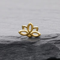 14K Gold Lotus Aufsatz für Piercings Goldener Lotus Aufsatz auf grauem Stein mit klaren Linien und glänzender Oberfläche