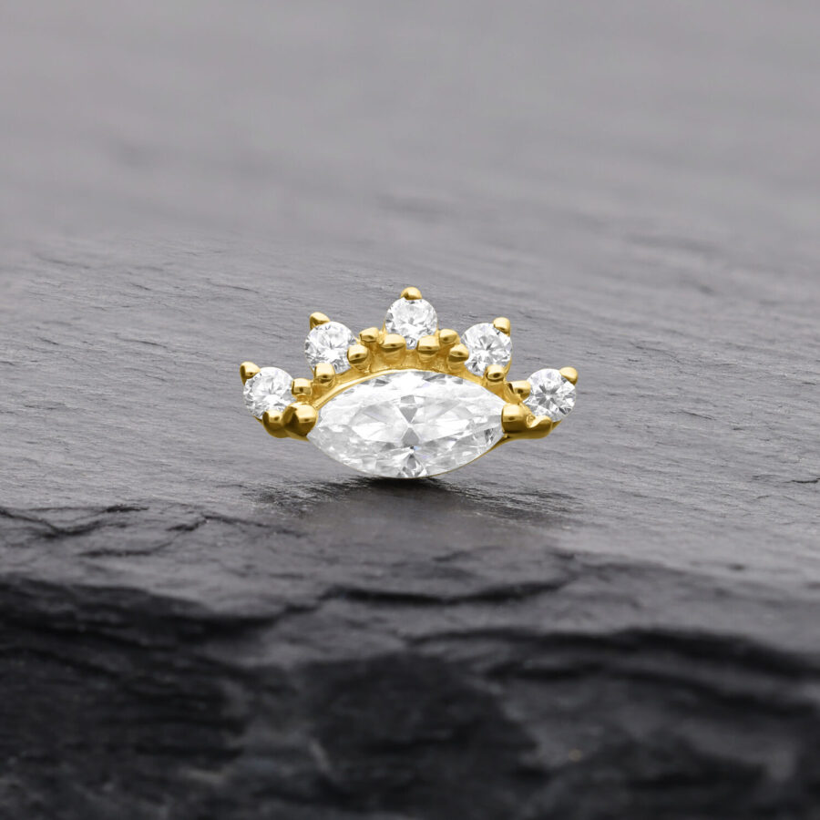 Goldener Moissanite-Aufsatz mit fünf Steinen auf dunklem Hintergrund