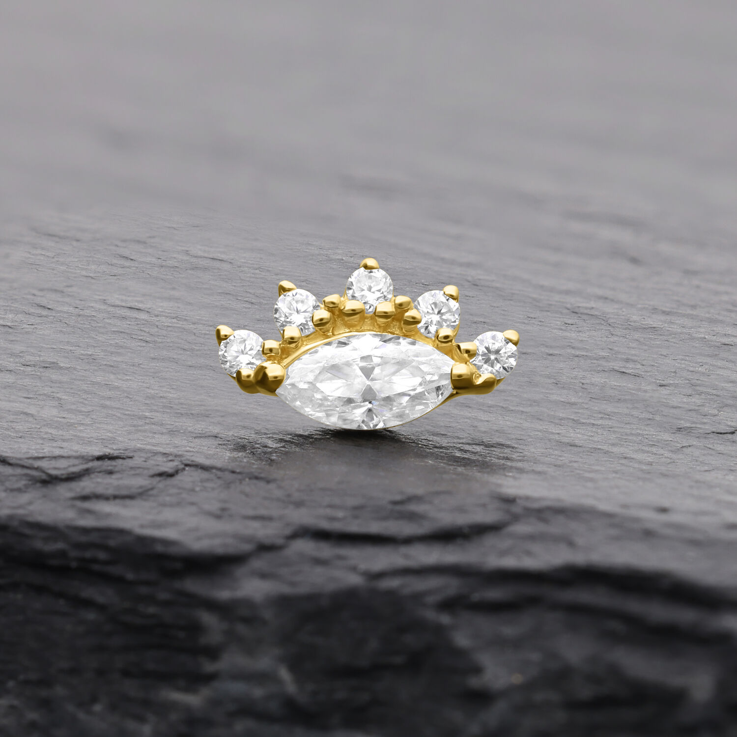14K Gold Moissanite Aufsatz für Innengewinde Goldener Moissanite-Aufsatz mit fünf Steinen auf dunklem Hintergrund