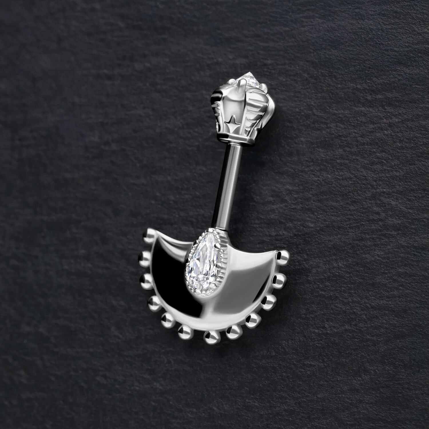 Silber Helix Barbell mit Kristallen Silberner Helix Barbell mit Kristallverzierung auf schwarzem Hintergrund