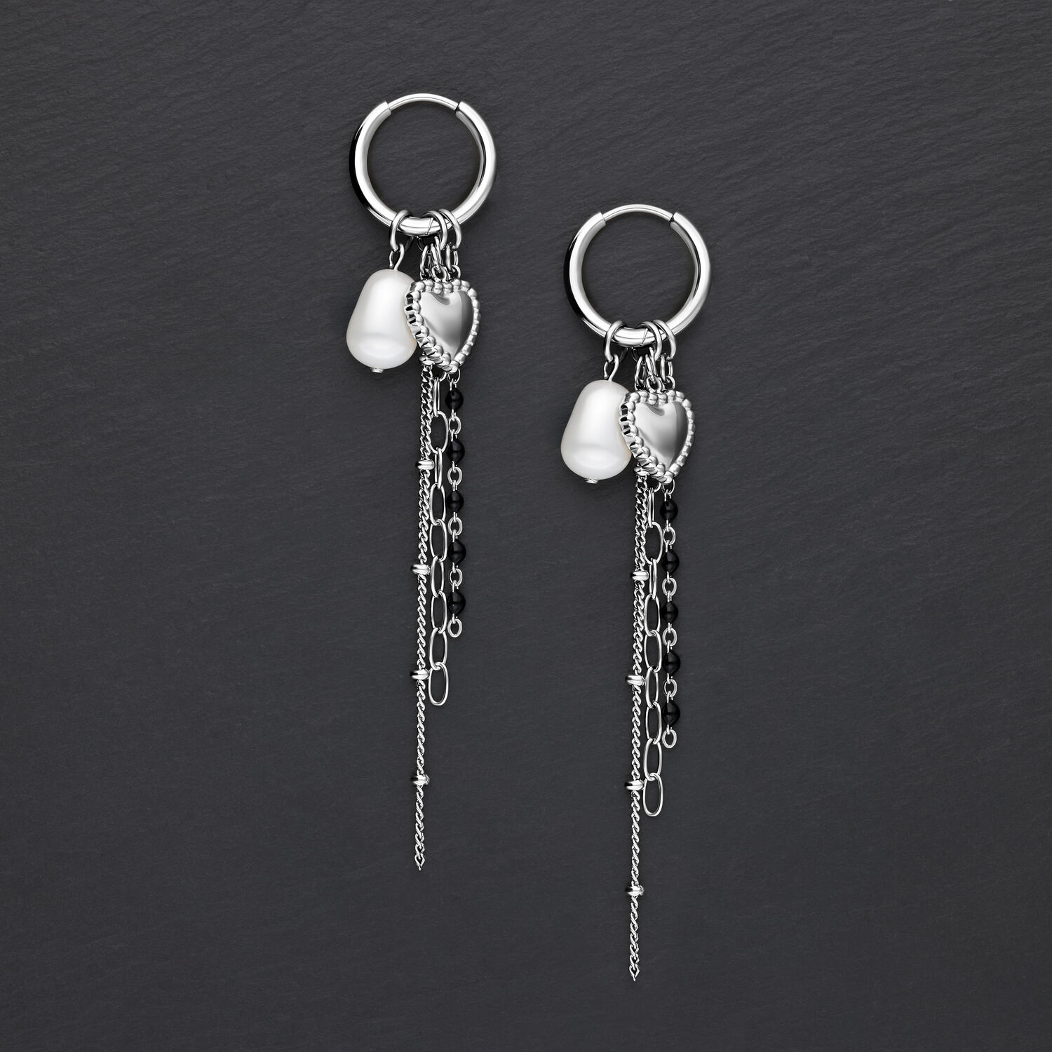 Silberne Bubble Heart Hoops mit Perle Silberne Ohrringe mit Herzanhänger und Perle auf schwarzem Hintergrund