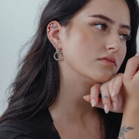 Twisted Circle Hoops in Silber getragen Frau mit langen Haaren trägt silberne Twisted Circle Hoops, seitliches Profil