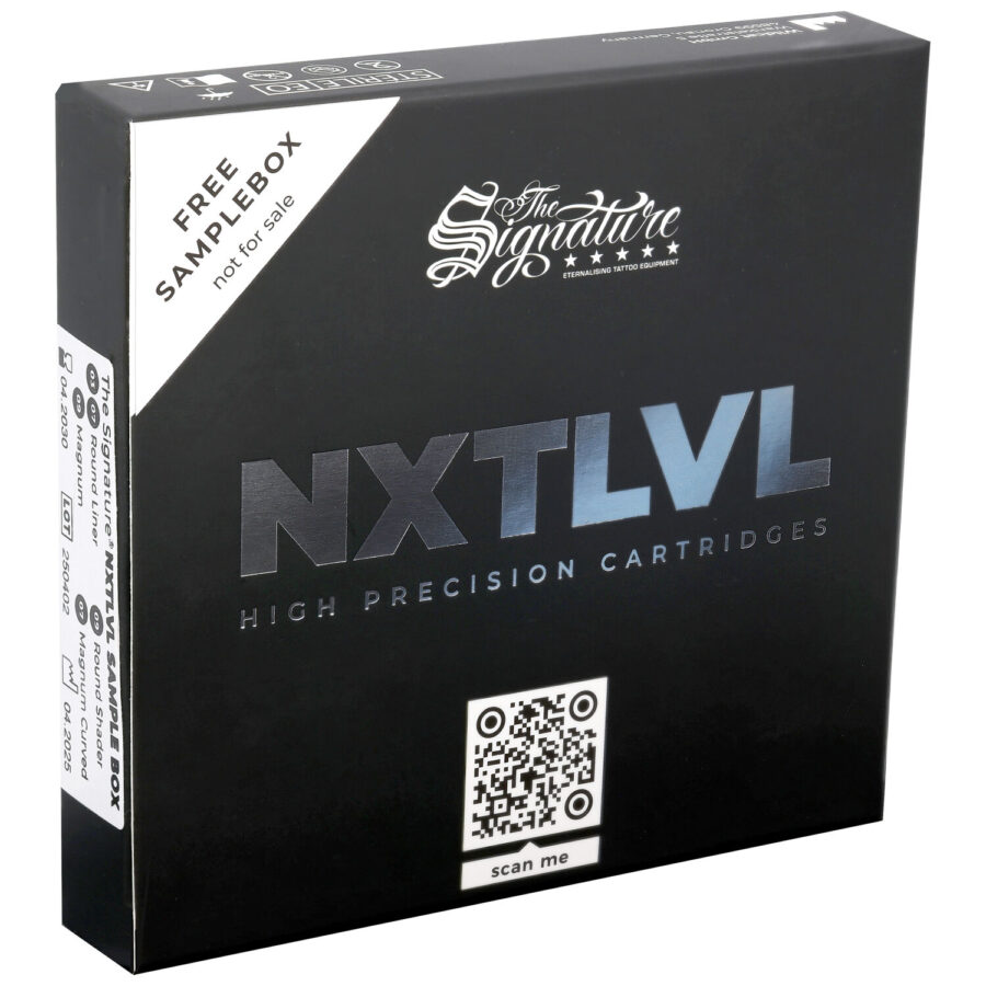 Schwarze NXT-LVL Sample Box mit weißem Logo und QR-Code auf weißem Hintergrund