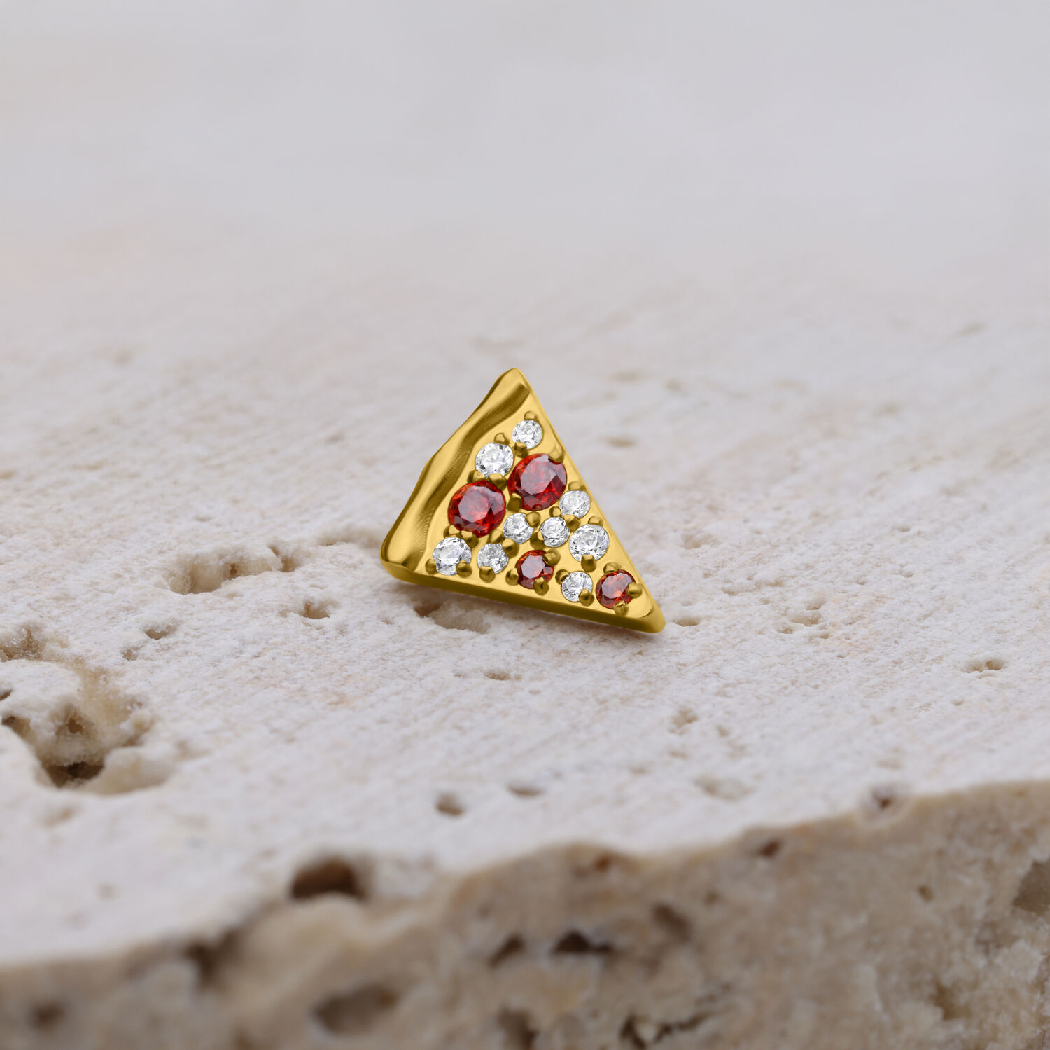 Goldener Pizza-Aufsatz mit Kristallen Goldener Pizza-Slice-Aufsatz mit klaren Kristallen auf beigem Hintergrund