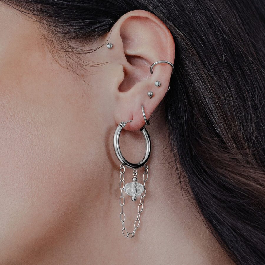 Ohr mit weißem Stone Hoop und Kette aus Edelstahl in Silberoptik