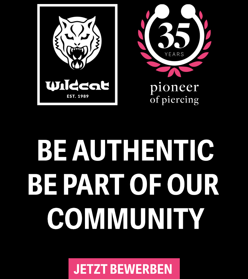 Wildcat-Logo und 35 Jahre Jubiläumsemblem auf schwarzem Hintergrund