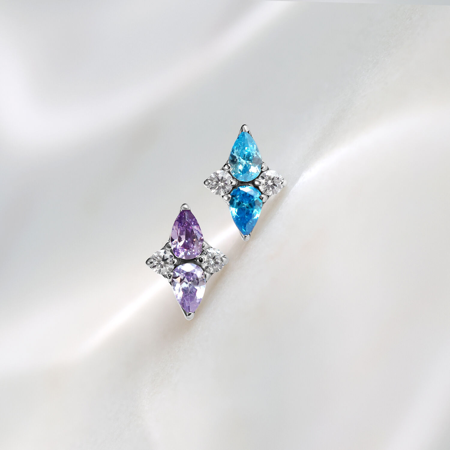 Push Fit Crystal Harmony Aufsatz Lavendel & Türkis Zwei Push Fit Aufsätze aus Titan in Lavendel und Türkis auf weißem Hintergrund