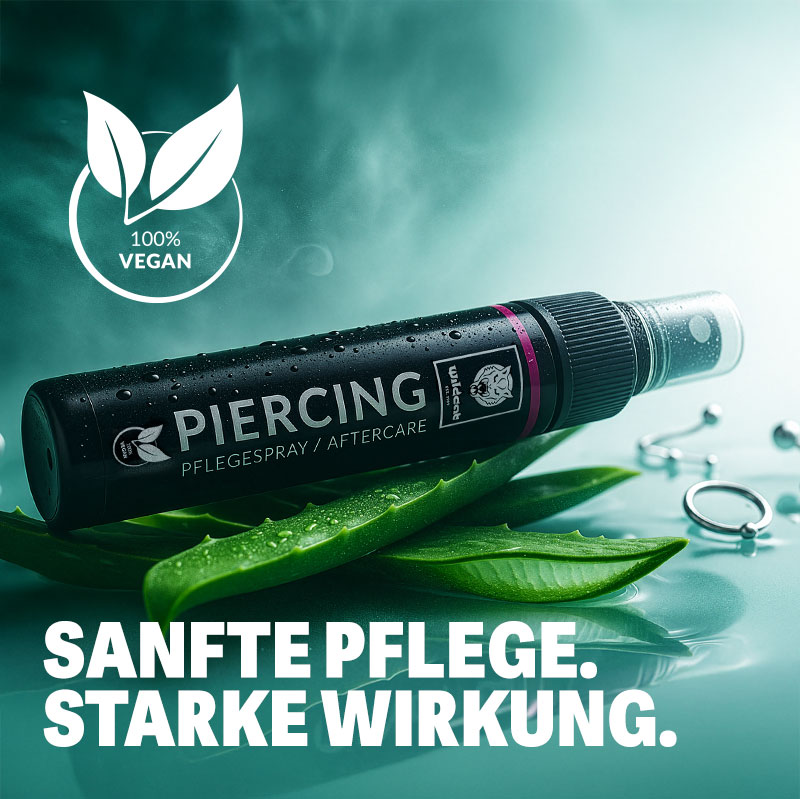 Piercing Pflegespray Flasche auf grünem Hintergrund mit Aloe Vera und Piercings