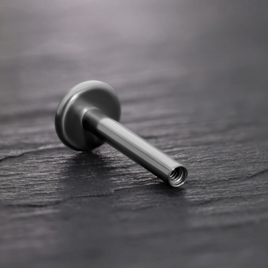 Schwarzer Titan Labret Stab mit Innengewinde auf schwarzem Hintergrund