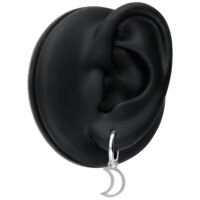 Silberne Mini Moon Hoops an einem schwarzen Ohrmodell