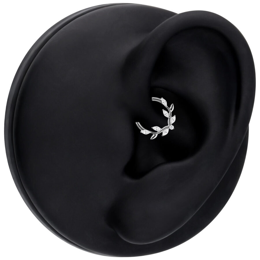 Silberner Septum Clicker mit Kristallblatt-Design auf schwarzem Ohr-Modell