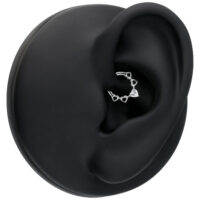 Crystal Hearts Septum Clicker Silber Silberner Septum Clicker mit herzförmigen Kristallen auf schwarzem Modell-Ohr