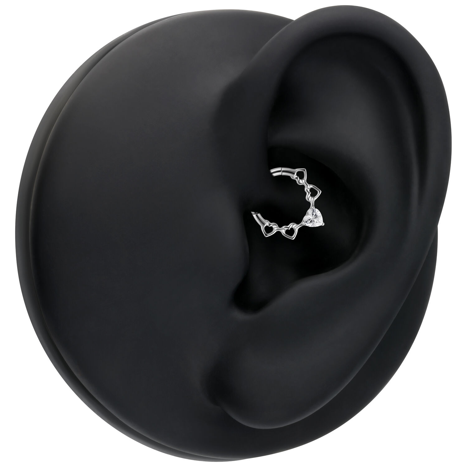Crystal Hearts Septum Clicker Silber Silberner Septum Clicker mit herzförmigen Kristallen auf schwarzem Modell-Ohr