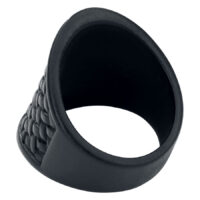 Schwarzer Messingring von Wildcat Mattschwarzer Messingring mit geflochtenem Design auf weißem Hintergrund