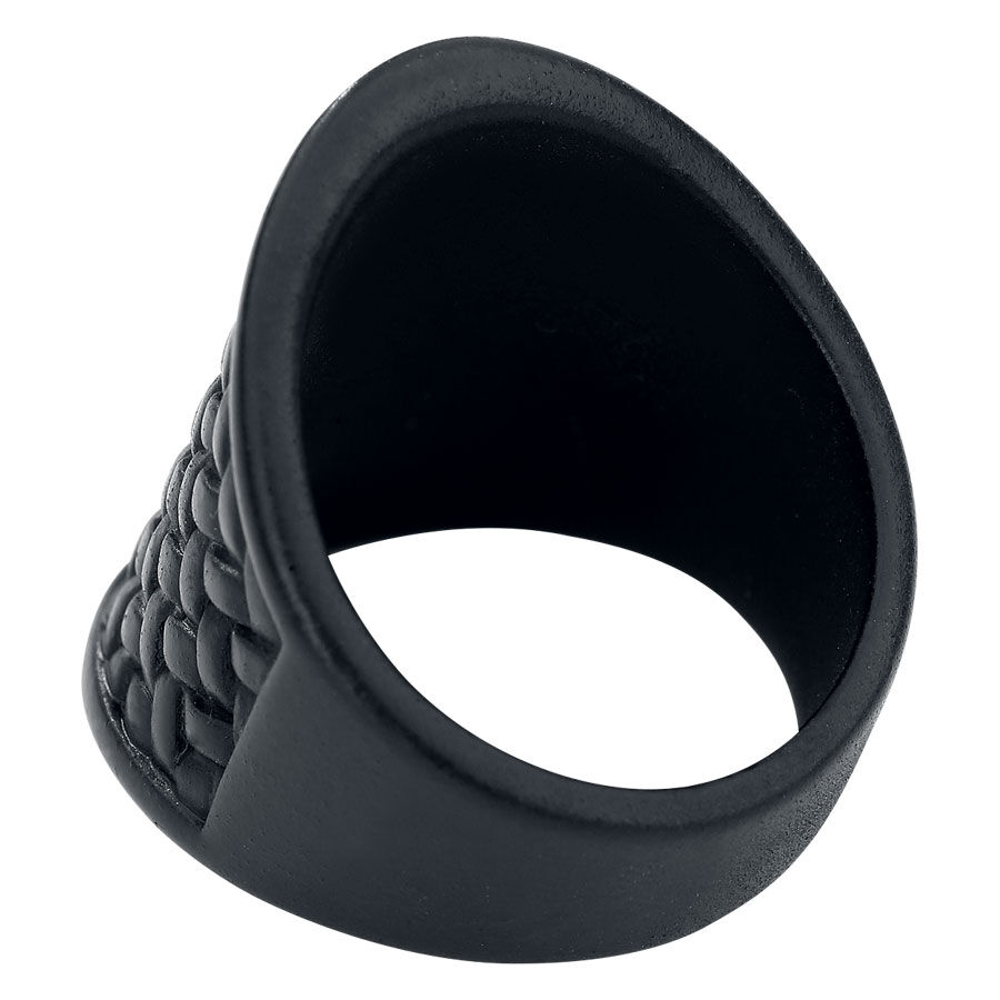 Schwarzer Messingring von Wildcat Mattschwarzer Messingring mit geflochtenem Design auf weißem Hintergrund