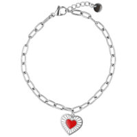 Silbernes Sacred Heart Armband mit Herzanhänger Silberfarbenes Armband aus Chirurgenstahl mit rotem Herzanhänger auf weißem Hintergrund