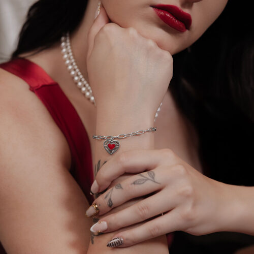 Frau mit Sacred Heart Armband aus silbernem Chirurgenstahl, rotes Herzdesign