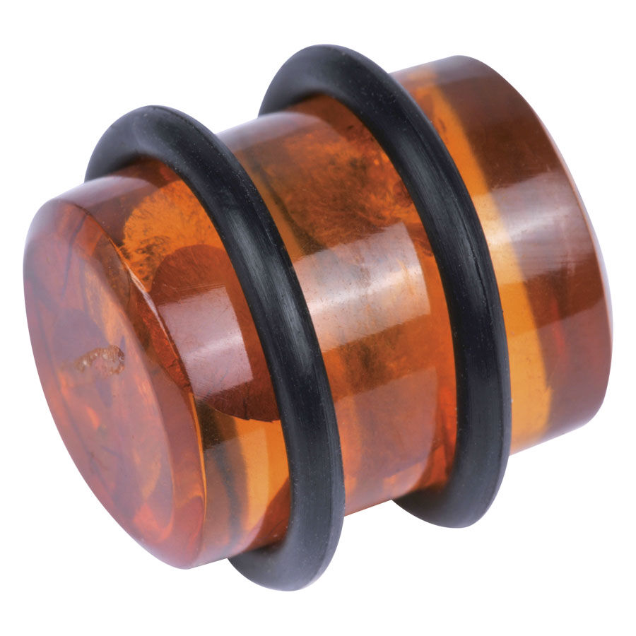 Amber Plug aus Stein für Ohrpiercing Amberfarbener Plug aus Stein mit schwarzem Rand, auf weißem Hintergrund
