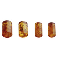 Amber Plug aus Stein, Unisex Ohrschmuck Vier bernsteinfarbene Ohr Plugs auf weißem Hintergrund