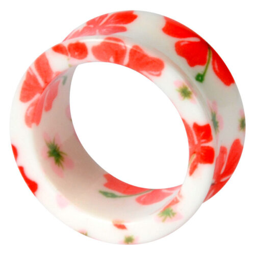 Acryl Tunnel Piercing mit roten Blumen auf weißem Hintergrund