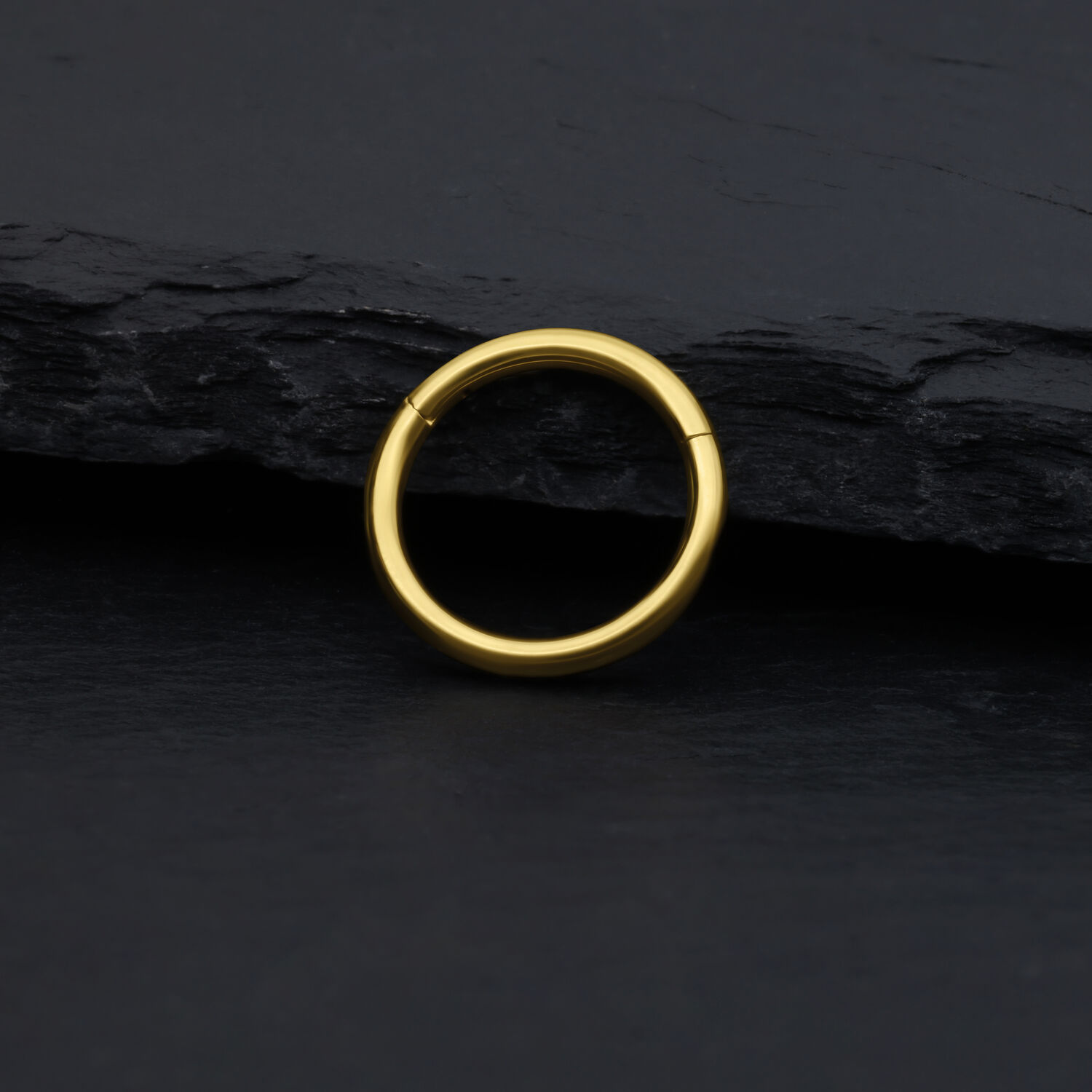 14K Gold Hinged Ring 1,2 mm - 8,0 mm Goldener 14K Hinged Ring, 1,2 mm Stärke, 8,0 mm Innendurchmesser, auf dunklem Hintergrund