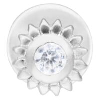 Silbernes Labret mit kristallklarem Stein in Blütenform auf weißem Hintergrund