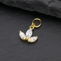18K Gold Moissanit Lotus Anhänger Goldener Lotus-Anhänger mit klaren Moissanit-Steinen auf schwarzem Hintergrund