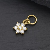 18K Gold Moissanit Blütenanhänger Goldener Blütenanhänger aus 18K Gold mit klaren Moissanit-Kristallen auf schwarzem Hintergrund