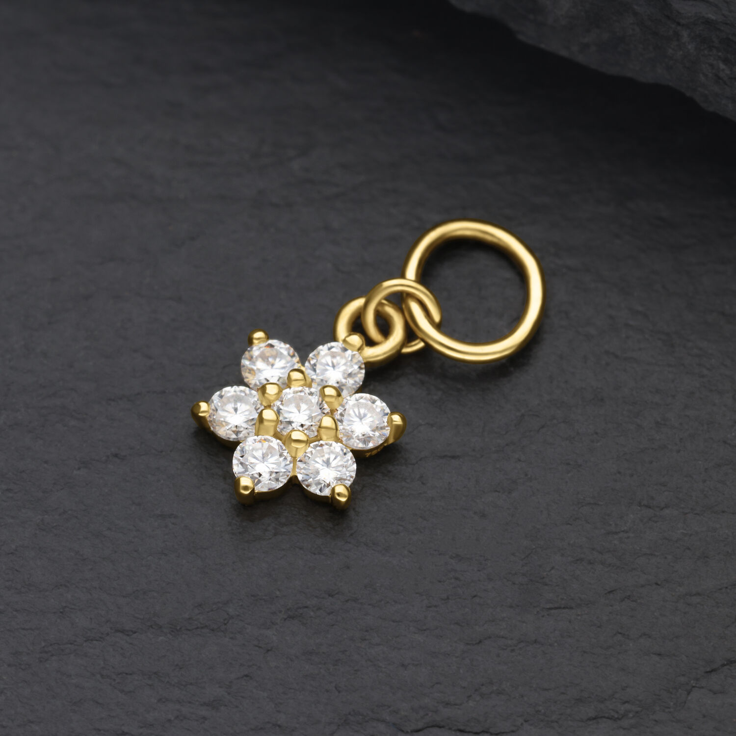 18K Gold Moissanit Blütenanhänger Goldener Blütenanhänger aus 18K Gold mit klaren Moissanit-Kristallen auf schwarzem Hintergrund