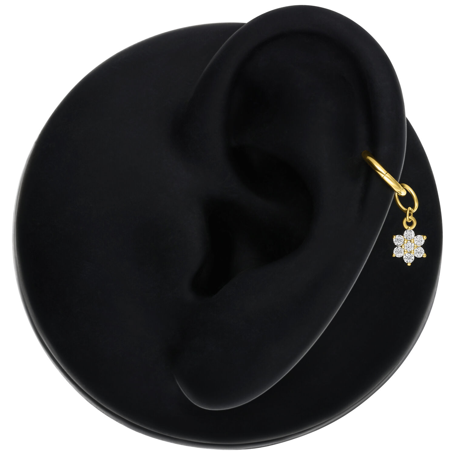18K Gold Moissanit Blumenanhänger für Ohr Goldener Blumenanhänger mit Moissanit an einem Ohr auf schwarzem Hintergrund