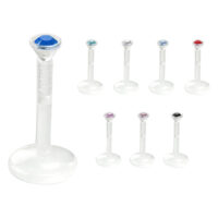 Transparenter Labret mit farbigen Kristallen auf weißem Hintergrund