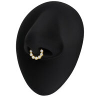 18K Gold Moissanit Septum Piercingring Goldener Septum Piercingring mit Moissanit-Kristallen auf schwarzem Hintergrund