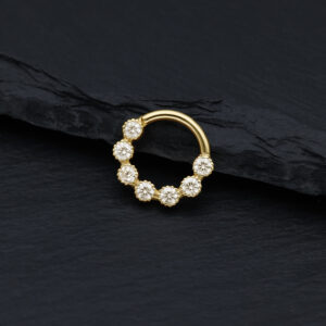 18K Gold Septum Ring mit Moissanit Steinen Goldener Piercingring mit funkelnden Moissanit Steinen auf schwarzem Hintergrund
