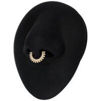 14K Gold Moissanit Septum Ring Goldener Moissanit Septum Ring mit Sonnenstrahlen-Design auf schwarzem Hintergrund