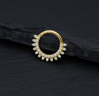 Goldener Septumring mit Moissanit-Sonnenstrahlen auf schwarzem Hintergrund