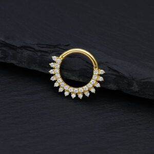 14K Gold Moissanit Septum Piercingring Goldener Septumring mit Moissanit-Sonnenstrahlen auf schwarzem Hintergrund