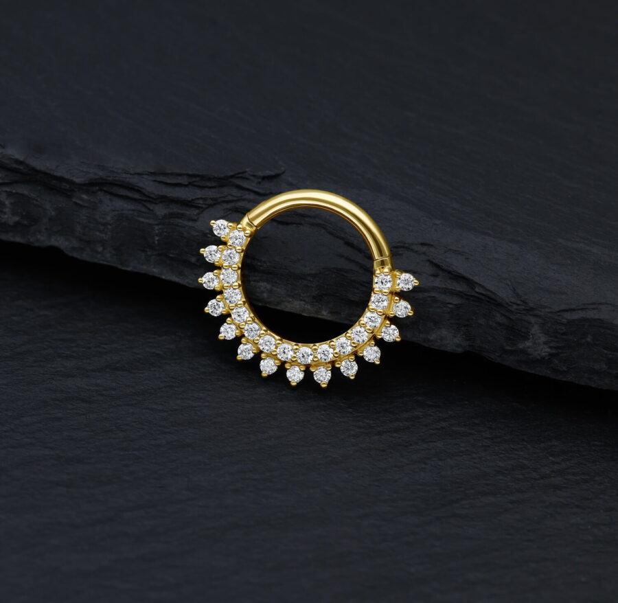 Goldener Septumring mit Moissanit-Sonnenstrahlen auf schwarzem Hintergrund